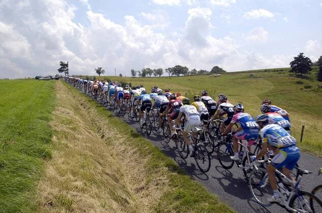 Peloton während der Tour de France 2008 -  Radsport Herren Tour de France 2008, Straßenradsport, Straße, Rad Totale 7. Etappe: Brioude - Aurillac