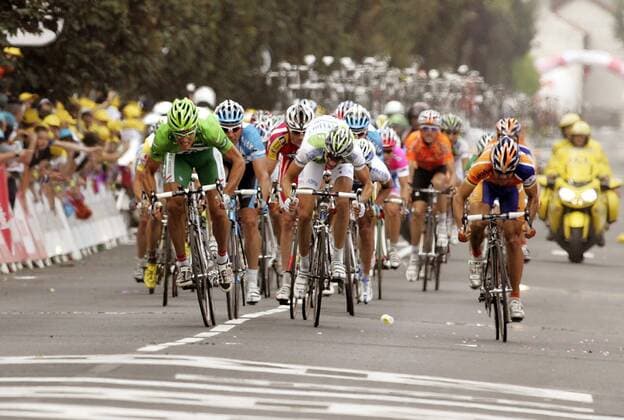 Thor Hushovd (Norwegen Credit Agricole, li.) vor Erik Zabel (Deutschland Milram, 2. v. li.) Radsport Herren Tour de France 2008, Straßenradsport, Straße, Rad Gruppe 7. Etappe: Brioude - Aurillac Dynamik, Anstrengung,