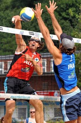 Florian Gosch (Österreich, li.) gegen Yannick Salvetti (Frankreich) -  Beachvolleyball EM Herren Europameisterschaft 2008, Nestea European Championship Tour, Beach Gruppe Hamburg