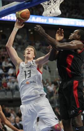 Patrick Femerling (Deutschland, li.) im Duell Basketball Länderspiel Herren Freundschaftsspiel 2008, Test, Testspiel, Nationalteam, Nationaltrikot, Deutschland - Kanada 84:74 Gruppe Mannheim Dynamik,