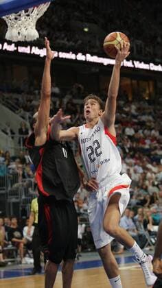 Konrad Wysocki (Deutschland, re.) im Duell Basketball Länderspiel Herren Freundschaftsspiel 2008, Test, Testspiel, Nationalteam, Nationaltrikot, Deutschland - Kanada 84:74 Gruppe Mannheim Dynamik,