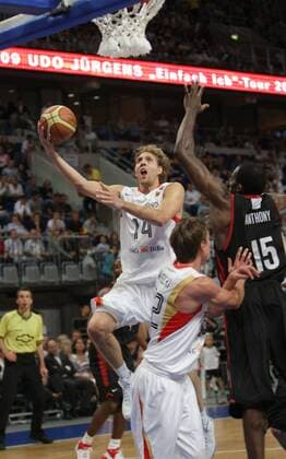 Dirk Nowitzki (Deutschland, li.) gegen Joel Anthony (Kanada, re.) Basketball Länderspiel Herren Freundschaftsspiel 2008, Test, Testspiel, Nationalteam, Nationaltrikot, Deutschland - Kanada 84:74 Gruppe Mannheim Dynamik,