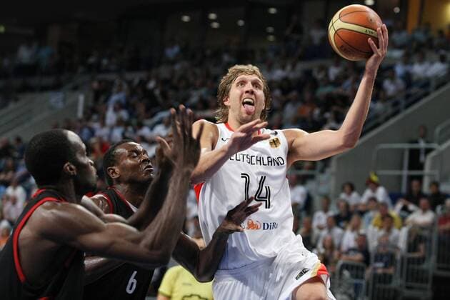 Dirk Nowitzki (Deutschland, re.) gegen Samuel Dalembert (Mitte) und Joel Anthony (beide Kanada) Basketball Länderspiel Herren Freundschaftsspiel 2008, Test, Testspiel, Nationalteam, Nationaltrikot, Deutschland Kanada 84:74 Gruppe Mannheim Dynamik,