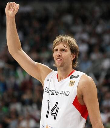 Dirk Nowitzki (Deutschland) ballt die Faust Basketball Länderspiel Herren Freundschaftsspiel 2008, Test, Testspiel, Nationalteam, Nationaltrikot, Einzelbild Mannheim Freude,
