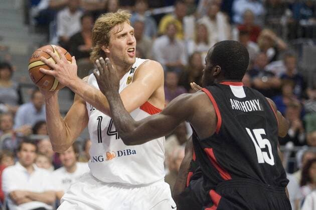 Dirk Nowitzki (Deutschland, li.) gegen Joel Anthony (Kanada) Basketball Länderspiel Herren Freundschaftsspiel 2008, Test, Testspiel, Nationalteam, Nationaltrikot, Deutschland - Kanada 84:74 Gruppe Mannheim Dynamik,