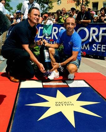 Paolo Bettini (Italien Quick Step, re.) bekommt am Platz der Sieger auf dem Walk of Fame in Podersdorf einen eigenen Stern -  Radsport Herren Österreich Rundfahrt 2008, Österreichrundfahrt, Straßenradsport, Straße, Rad Einzelbild Podersdorf