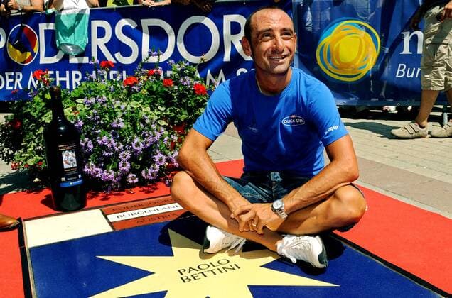 Paolo Bettini (Italien Quick Step) bekommt am Platz der Sieger auf dem Walk of Fame in Podersdorf einen eigenen Stern -  Radsport Herren Österreich Rundfahrt 2008, Österreichrundfahrt, Straßenradsport, Straße, Rad Einzelbild Podersdorf