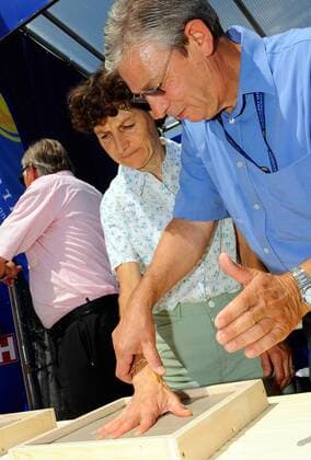 Jeannie Longo Ciprelli (Frankreich TPF Team Les Carroz) gibt einen Handabdruck -  Radsport Damen Österreich Rundfahrt 2008, Österreichrundfahrt, Straßenradsport, Straße, Rad Gruppe Podersdorf