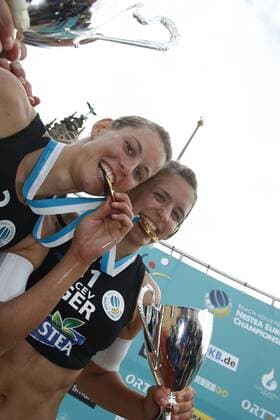 Sara Goller (li.) und Laura Ludwig (beide Deutschland) gewinnen die Europameisterschaft 2008 Beachvolleyball EM Damen Europameisterschaft 2008, Nestea European Championship Tour, Beach Gruppe Hamburg Freude,