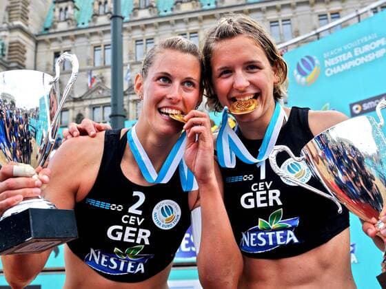 Sara Goller (li.) und Laura Ludwig (beide Deutschland) - Sieger der Beach EM 2008 in Hamburg -  Beachvolleyball EM Damen Europameisterschaft 2008, Nestea European Championship Tour, Beach Gruppe Hamburg Glück, Freude,