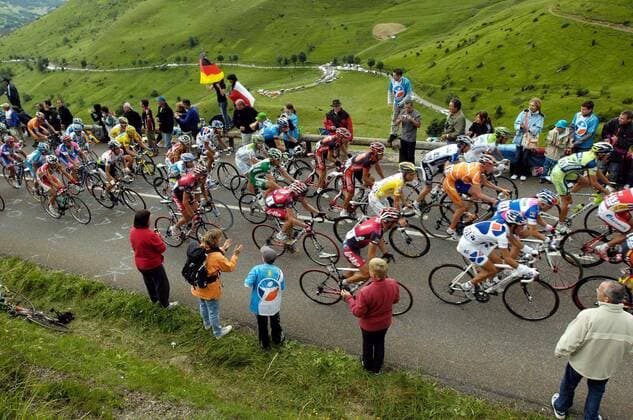 Peloton am Anstieg in den Pyrenäen -  Radsport Herren Tour de France 2008, Straßenradsport, Straße, Rad Totale 9. Etappe: Toulouse - Bagneres de Bigorre