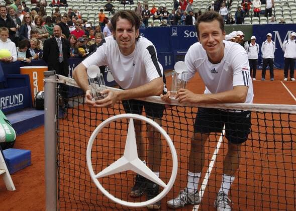 Christopher Kas (li.) und Philipp Kohlschreiber (beide Deutschland) präsentieren nach dem Gewinn im Doppel des Mercedes Cups 2008 ihre Trophäen Tennis Herren Mercedes Cup 2008 ATP Tour, Vdig Gruppe Weißenhof Stuttgart Freude,