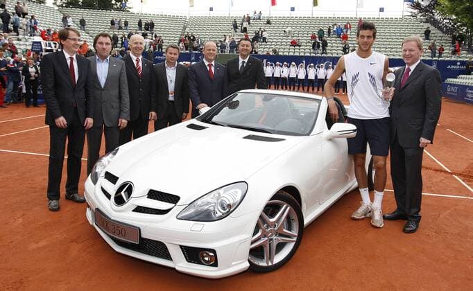 Juan Martin del Potro (Argentinien, 2.v.re.) bekommt nach dem Sieg des Mercedes Cups 2008 die Trophäe und einen Mercedes SLK 350 von Klaus Maier (Deutschland), Vertriebs- und Marketingvorstand Mercedes Car Group AG, überreicht Tennis Herren Mercedes Cup 2008 ATP Tour, Vdig Gruppe Weißenhof Stuttgart Freude,