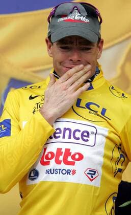 Cadel Evans (Australien Silence Lotto) nach der 10. Etappe der Tour de France 2008 im gelben Trikot -  - NOxONLINExUSE Radsport Herren Tour de France 2008, Straßenradsport, Straße, Rad, Vdig Einzelbild 10. Etappe: Pau - Hautacam Freude, Begeisterung,