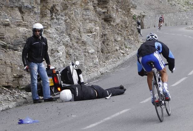 Tour de France, auf der 10. Etappe ist ein Kameramotorrad verunglückt, einer der Fahrer liegt auf dem Asphalt -  Radsport Herren Tour de France 2008, Straßenradsport, Straße, Rad Gruppe 10. Etappe: Pau - Hautacam