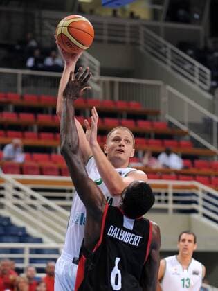 Radoslav Nesterovic (Slowenien, li.) gegen Samuel Dalembert (Kanada) Basketball Länderspiel Herren Olympiaqualifikation 2008, Olympia Qualifikation, Nationalmannschaft, Nationaltrikot, Gruppe Athen
