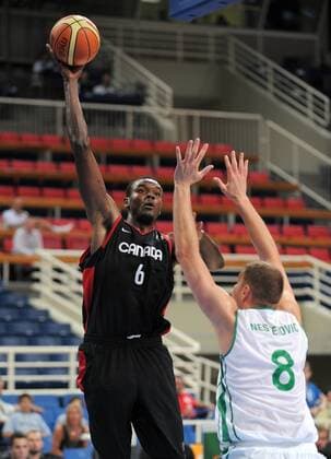 Samuel Dalembert (Kanada, li.) gegen Radoslav Nesterovic (Slowenien) Basketball Länderspiel Herren Olympiaqualifikation 2008, Olympia Qualifikation, Nationalmannschaft, Nationaltrikot, Gruppe Athen