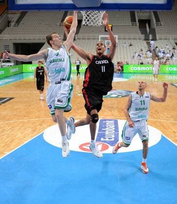 Goran Dragic (Slowenien, li.) gegen David Thomas (Kanada) Basketball Herren Olympiaqualifikation 2008, Olympia Qualifikation, Nationalmannschaft, Nationaltrikot, Gruppe o0 Länderspiel Athen Dynamik,