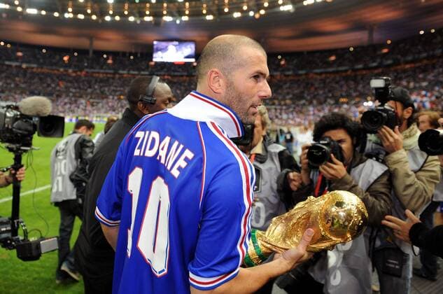 Zinedine Zidane (Frankreich) mit dem Weltpokal anlässlich des 10 Jährigen Jubiläums des Weltmeistertitels von 1998 -  (pan26858) Fußball WM Herren 10 Jähriges Jubiläum 2008, WM 1998, 10 Jahre, Zehn, zehnjähriges, Nationalteam, Weltmeister Gruppe Paris