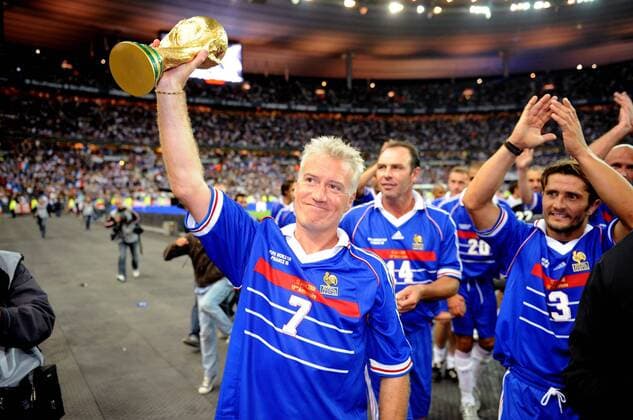Didier Deschamps (Frankreich, li.) mit dem Weltpokal anlässlich des 10 Jährigen Jubiläums des Weltmeistertitels von 1998 -  (pan26858) Fußball WM Herren 10 Jähriges Jubiläum 2008, WM 1998, 10 Jahre, Zehn, zehnjähriges, Nationalteam, Weltmeister Gruppe Paris Freude,