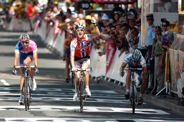 Kurt Asle Arvesen (Norwegen CSC Saxo Bank, Mitte) gewinnt die 11. Etappe der Tour de France 2008 vor Martin Elmiger (Schweiz AG2R, re.) und Alessandro Ballan (Italien Lampre) -  Radsport Herren Tour de France 2008, Straßenradsport, Straße, Rad Gruppe 11. Etappe: Lannemezan - Foix Freude,
