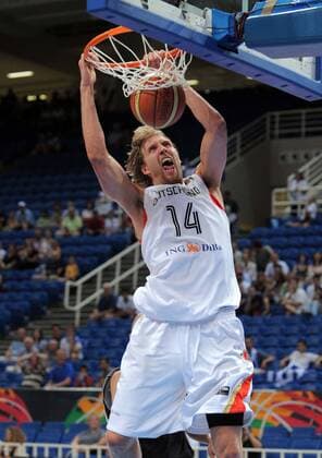 Dirk Nowitzki (Deutschland) Basketball Länderspiel Herren Olympiaqualifikation 2008, Olympia Quali, Nationalmannschaft, Nationaltrikot Einzelbild Athen Dynamik,