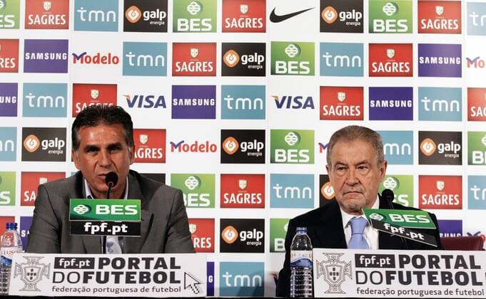 Nationaltrainer Carlos Queiroz (li.) wird von Dr. Gilberto Parca Madail (beide Portugal), Präsident des portugiesischen Fußballverbandes FPF, auf der Pressekonferenz vorgestellt -  Fußball Herren Nationalmannschaft 2008, Trainer Pressekonferenz, Pressetermin Präsentation Gruppe Lissabon