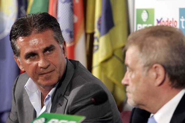 Nationaltrainer Carlos Queiroz (li.) wird von Dr. Gilberto Parca Madail (beide Portugal), Präsident des portugiesischen Fußballverbandes FPF, auf der Pressekonferenz vorgestellt -  Fußball Herren Nationalmannschaft 2008, Trainer Pressekonferenz, Pressetermin Präsentation Gruppe Lissabon