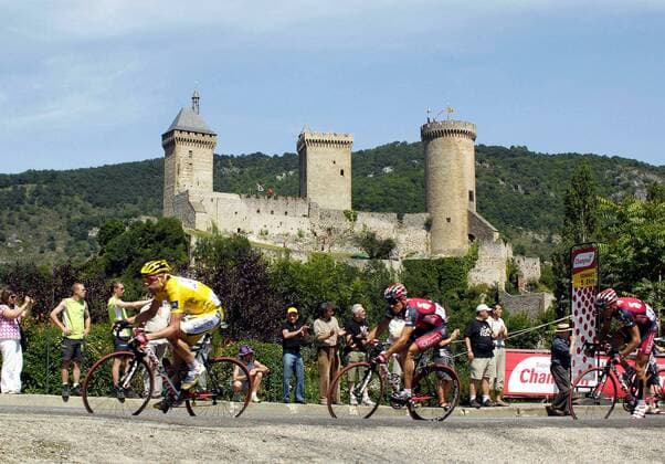 Cadel Evans (Australien Silence Lotto, li.) vor der Burg von Foix -  Radsport Herren Tour de France 2008, Straßenradsport, Straße, Rad Totale 11. Etappe: Lannemezan - Foix