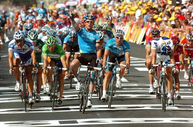 Mark Cavendish (Großbritannien Columbia, Mitte) gewinnt die 12. Etappe der Tour de France 2008 -  Radsport Herren Tour de France 2008, Straßenradsport, Straße, Rad, Vdig Gruppe 12. Etappe: Lavelanet - Narbonne Freude,