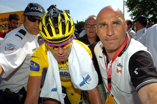 Cadel Evans (Australien Silence Lotto, Mitte) wird nach der 12. Etappe der Tour de France 2008 von einem Betreuer und einem Polizisten beschützt -  Radsport Herren Tour de France 2008, Straßenradsport, Straße, Rad, Vdig Gruppe 12. Etappe: Lavelanet - Narbonne