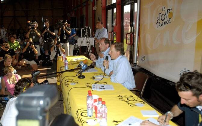 ASO Präsident Patrice Clerc (re.) und Tourdirektor Christian Prudhomme (beide Frankreich) während der Pressekonferenz anlässlich der Dopingvorwürfe gegen Riccardo Ricco (Italien Saunier Duval Scott) -  Radsport Herren Tour de France 2008, Straßenradsport, Straße, Rad, Vdig Gruppe 12. Etappe: Lavelanet - Narbonne