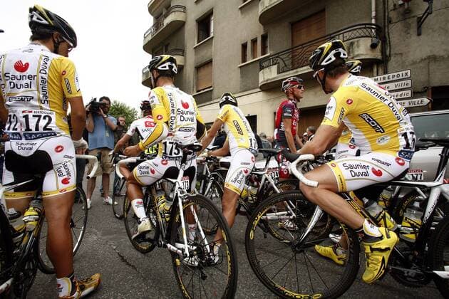 Fahrer des Teams Team Saunier Duval Scott warten auf den Start der 12. Etappe der Tour de France, sie werden jedoch Aufgrund von Dopingvorwürfen gegen Riccardo Ricco (Italien) komplett von der Tour abgemeldet -  Radsport Herren Tour de France 2008, Straßenradsport, Straße, Rad, Vdig Gruppe o0 Abbruch Rückzug Ausstieg 12. Etappe: Lavelanet - Narbonne