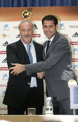 Sportdirektor Fernando Hierro (re.) präsentiert den neuen Nationaltrainer Vicente del Bosque (beide Spanien) -  (pan26907) Fußball Herren Nationalmannschaft 2008, Präsentation, Pressetermin, Pressekonferenz Gruppe Madrid