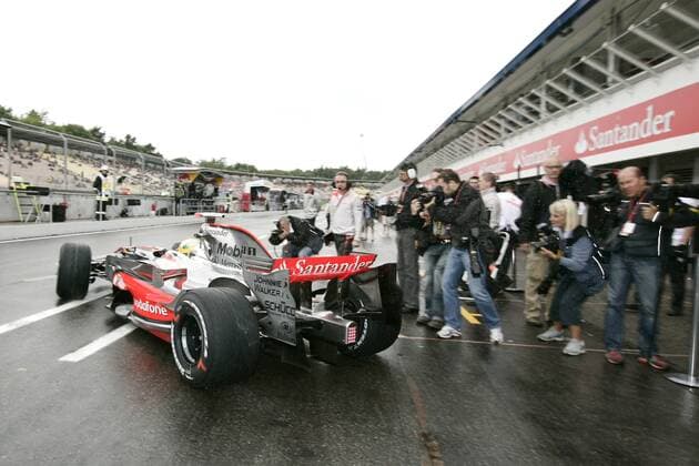 Lewis Hamilton (England McLaren Mercedes) im Visier der Fotografen Motorsport Grand Prix Herren Großer Preis von Deutschland 2008, Formel 1 Weltmeisterschaft, F1, F, GP, WM, Training Totale Hockenheimring Hockenheim
