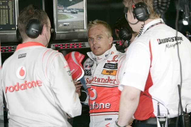 Heikki Kovalainen (Finnland McLaren Mercedes) im Gespräch mit zwei Mechanikern Motorsport Grand Prix Herren Großer Preis von Deutschland 2008, Formel 1 Weltmeisterschaft, F1, F, GP, WM, Training Gruppe Hockenheimring Hockenheim