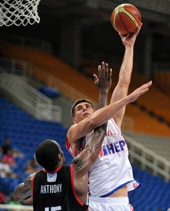 Stanko Barac (Kroatien, re.) gegen Joel Anthony (Kanada) Basketball Herren Olympiaqualifikation 2008, Olympia Qualifikation, Nationalteam, Nationaltrikot Gruppe Viertelfinale, Länderspiel, Athen Dynamik,