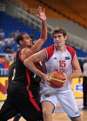 Stanko Barac (Kroatien, re.) gegen David Thomas (Kanada) Basketball Herren Olympiaqualifikation 2008, Olympia Qualifikation, Nationalteam, Nationaltrikot, Kroatien - Kanada Gruppe Viertelfinale, Länderspiel, Athen Dynamik,