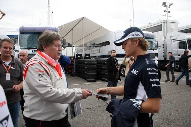 Motorsportchef Norbert Haug (McLaren Mercedes, li.) gibt Nico Rosberg (beide Deutschland Williams) eine Eintrittskarte Motorsport Grand Prix Herren Großer Preis von Deutschland 2008, Formel 1 Weltmeisterschaft, F1, F, GP, WM Gruppe Hockenheimring Hockenheim