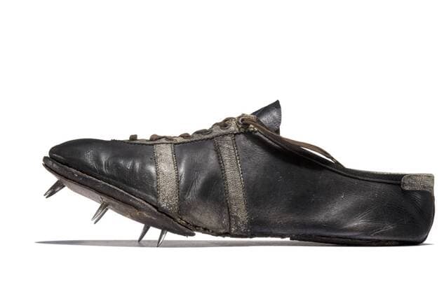 adidas Laufschuh von Jesse Owens (USA) bei den Olympischen Spielen 1936 in Berlin Leichtathletik OS Sommer Herren Olympische Sommerspiele 1936, Spiele, Historie, Geschichte, Sporthistorie, Sportgeschichte Einzelbild Olympiageschichte Olympiahistorie