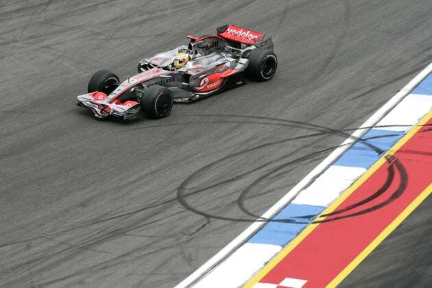 Lewis Hamilton (England McLaren Mercedes) hat nach einem Powerslide mit seinem Boliden eine Reifenspur hinterlassen Motorsport Grand Prix Herren Großer Preis von Deutschland 2008, Formel 1 Weltmeisterschaft, F1, F, GP, WM Totale Hockenheimring o0 Symbol, Dreher Hockenheim