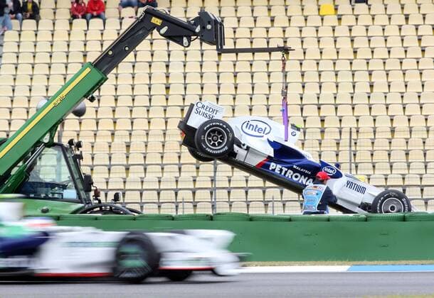 Bolide von Robert Kubica (Polen BMW Sauber) am Haken -  Motorsport Grand Prix Herren Großer Preis von Deutschland 2008, Formel 1 Weltmeisterschaft, F1, F, GP, WM Totale Hockenheimring Hockenheim