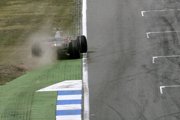 Timo Glock (Deutschland Toyota) in seinem Boliden auf Abwegen Motorsport Grand Prix Herren Großer Preis von Deutschland 2008, Formel 1 Weltmeisterschaft, F1, F, GP, WM Einzelbild Hockenheimring Hockenheim