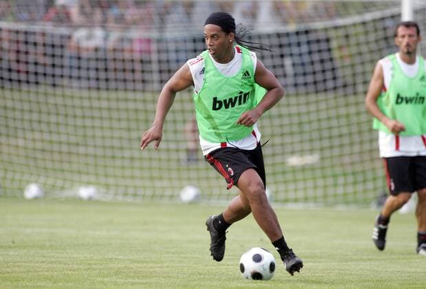 Ronaldinho (AC Mailand) am Ball - Fußball Herren Serie A 2008 2009, 1. Italienische Liga, AC Mailand, Training o0 Milan Einzelbild Mailand Dynamik,