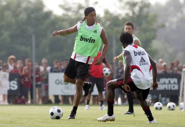 Ronaldinho (AC Mailand, li.) am Ball - Fußball Herren Serie A 2008 2009, 1. Italienische Liga, AC Mailand, Training o0 Milan Gruppe Mailand Dynamik,