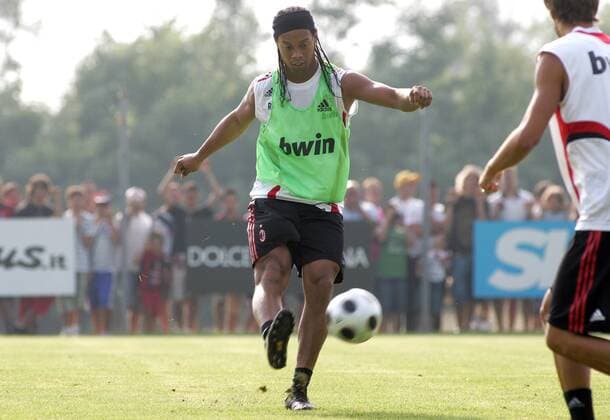 Ronaldinho (AC Mailand) am Ball - Fußball Herren Serie A 2008 2009, 1. Italienische Liga, AC Mailand, Training o0 Milan Einzelbild Mailand Dynamik,