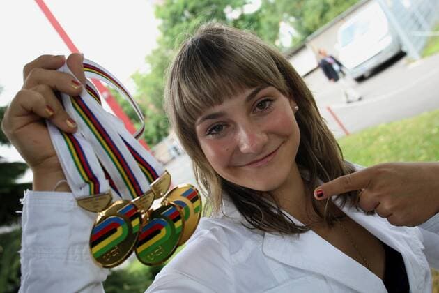 Juniorenweltmeisterin Kristina Vogel (Deutschland) präsentiert ihre Goldmedaillen Radsport Damen Bahnradsport 2008, Bahnrad, Bahn Rad, Fotoshooting Einzelbild Erfurt