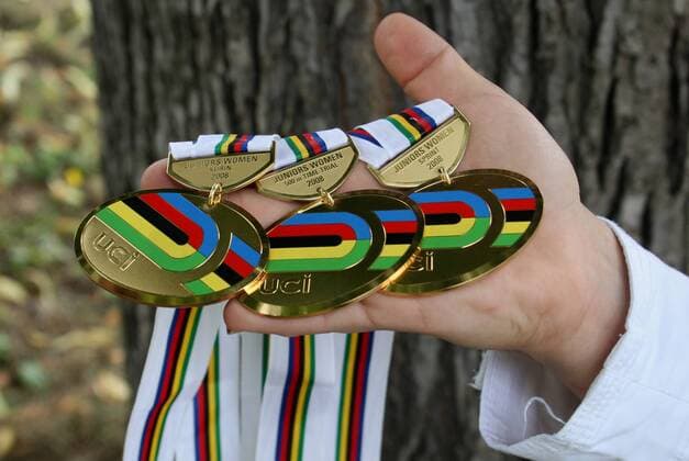 Juniorenweltmeisterin Kristina Vogel (Deutschland) präsentiert ihre Goldmedaillen Radsport Damen Bahnradsport 2008, Bahnrad, Bahn Rad, Fotoshooting Gruppe Erfurt