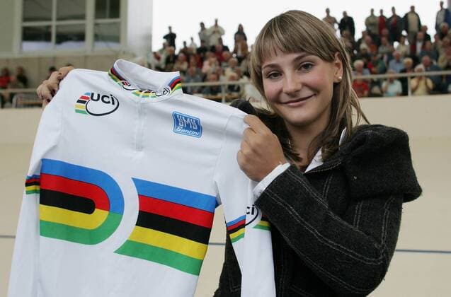 Juniorenweltmeisterin Kristina Vogel (Deutschland) präsentiert ihr Weltmeistertrikot Radsport Damen Bahnradsport 2008, Bahnrad, Bahn Rad, Fotoshooting Einzelbild Erfurt