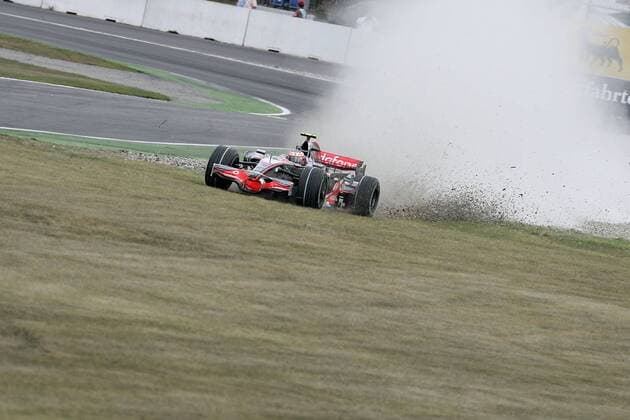 Heikki Kovalainen (Finnland McLaren Mercedes) mit seinem Boliden auf Abwegen Motorsport Grand Prix Herren Großer Preis von Deutschland 2008, Formel 1 Weltmeisterschaft, F1, F, GP, WM Einzelbild Hockenheimring Hockenheim